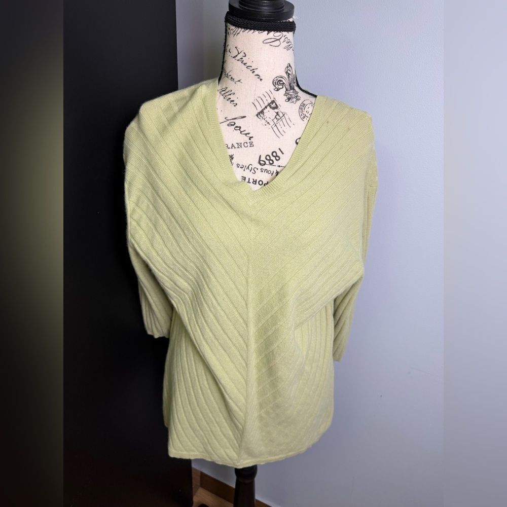 Neiman Marcus Light Green V-Neck Cashmere Sweater Size L